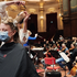 <p class="p1">Концертний зал &laquo;Консертгебау&raquo; в Амстердамі поєднав оркестрову репетицію зі стрижкою людей просто на сцені</p>
