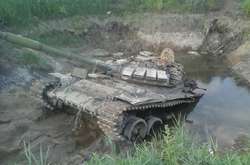 Російський танк Т-72Б, що застряг в болоті на Донбасі