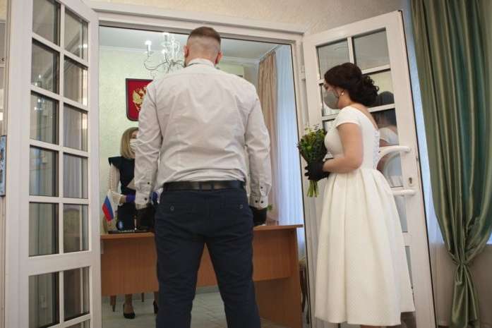 Чиновники заборонили росіянам сміятися на весіллях 