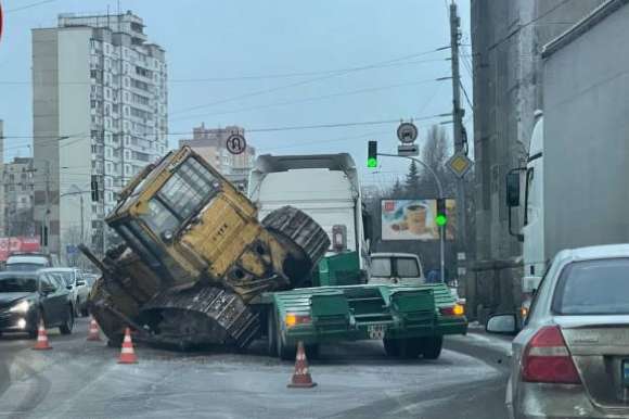 У Києві під час руху з вантажівки впав бульдозер (фото) 