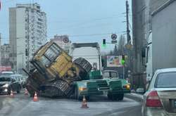 У Києві під час руху з вантажівки впав бульдозер (фото) 