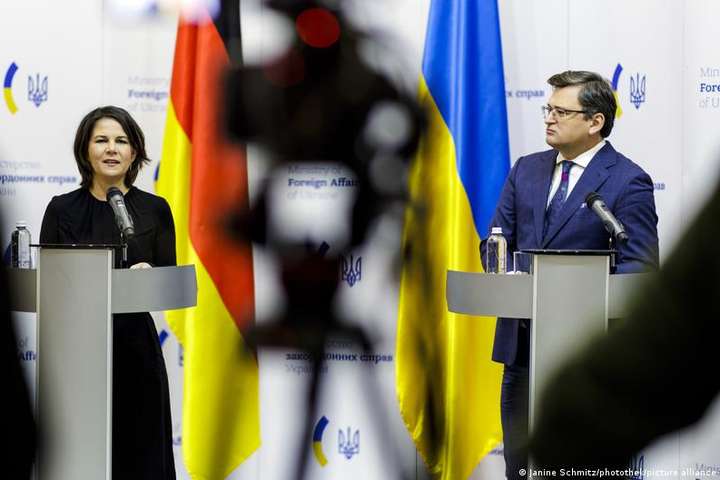 Чому Німеччина відмовляється постачати Україні зброю