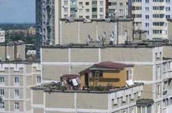 На даху столичної багатоповерхівки пенсіонер збудував дачу (фото)