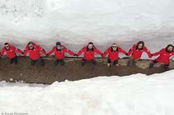 Ланцюг єдності у сніговому тунелі: полярники в Антарктиді відсвяткували День Соборності (фото)