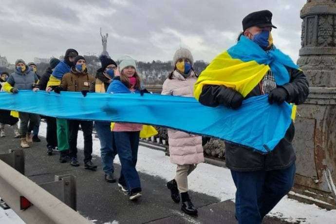 На мосту Патона у Києві активісти утворили «живий ланцюг» (фото, відео)