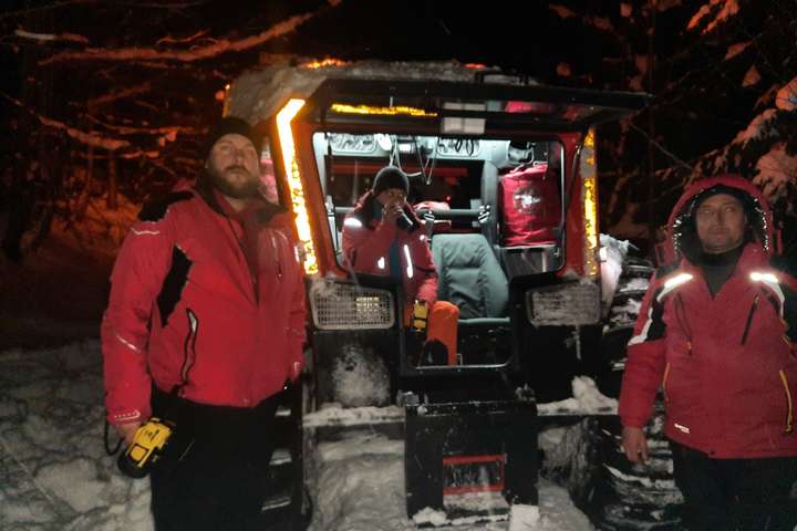 Каталися і зникли: Закарпатські рятувальники знайшли чотирьох лижників (фото)