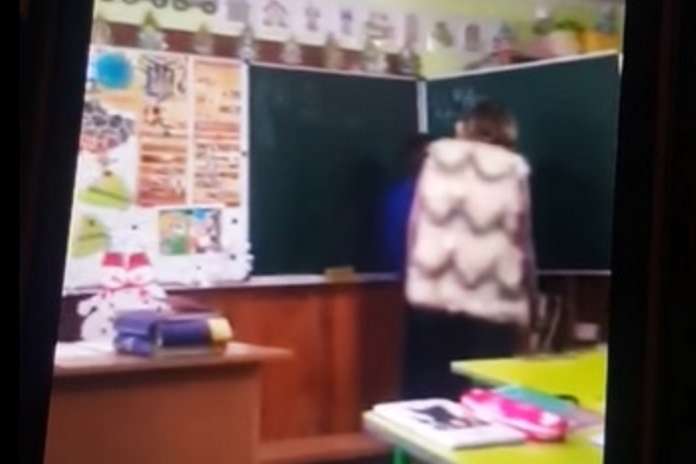 На Закарпатті вчителька вдарила учня по голові, батьки від претензій відмовилися (відео)