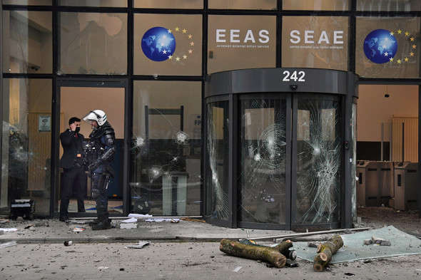 Противники карантинних обмежень у Брюсселі розгромили офіс дипломатів ЄС (фото)