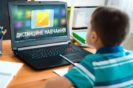 Українські школи переходять на дистанційне навчання: хто з понеділка не сяде за парти