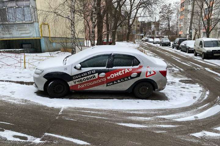 У Києві інструктори автошколи стали «героями парковки» (фото)