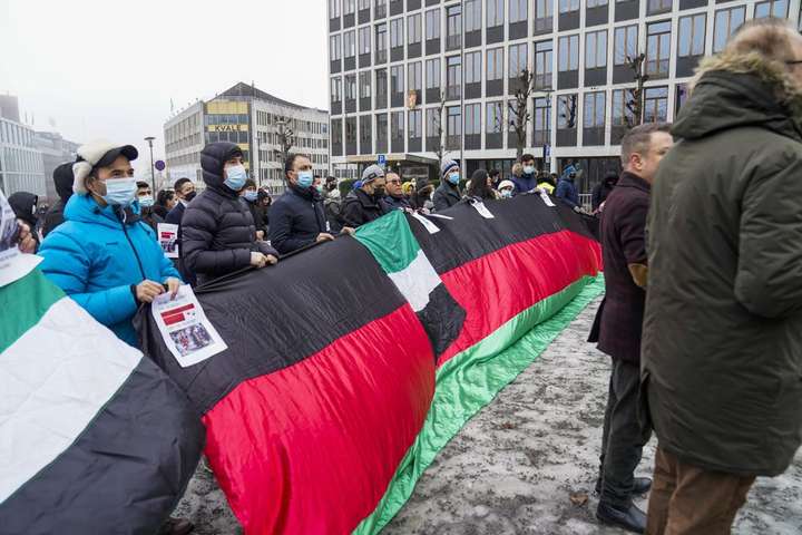 Люди біля Міністерства закордонних справ протестують проти перебування талібів у Норвегії.Осло&nbsp; неділя, 23 січня 2022 року - Уперше після захоплення влади в Афганістані: «Талібан» проводить офіційні переговори з Заходом