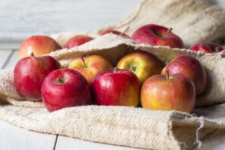 Чому яблука треба їсти кожен день: відповідь лікарки