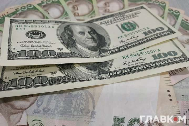 Доллар подешевел в обменниках: курс валют после выходных