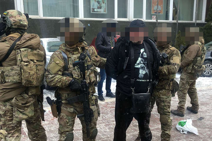 У Києві викрито групу злочинців, які вимагали сплатити $1 млн «боргу» (фото)