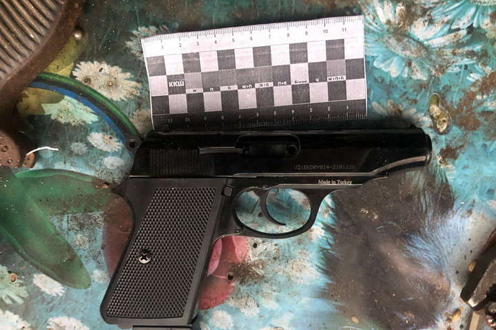 На Вінниччині чоловік вдома облаштував збройну майстерню (фото, відео)
