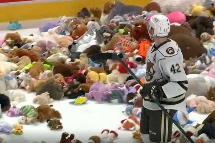 Новий світовий рекорд у хокеї: на лід викинули 52 тис. м’яких іграшок (відео)