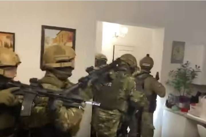 На Київщині озброєний француз зачинився у квартирі з дитиною (відео) 