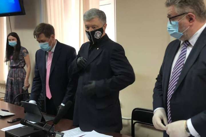 «ДБР не може не брехати»: адвокат Порошенка заявив, що експрезидент здав паспорти
