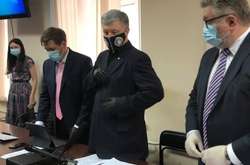 «ДБР не може не брехати»: адвокат Порошенка заявив, що експрезидент здав паспорти