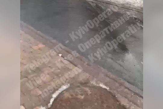 Потоп у центрі столиці: на Прорізній прорвало трубу (відео)