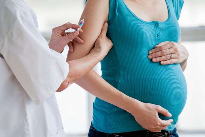 Захист для двох. Топ-5 питань про вакцинацію вагітних 