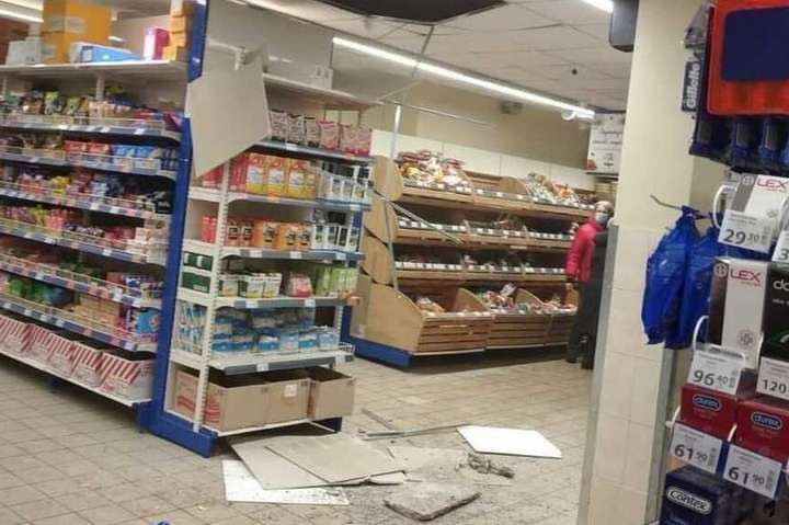 У столичному супермаркеті АТБ обвалилася стеля (фото)