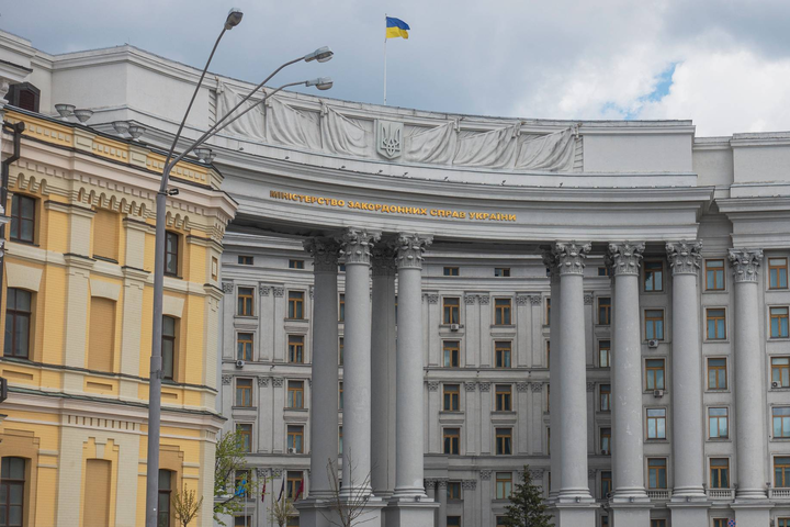 МИД назвал страны, которые эвакуируют дипломатов из Украины