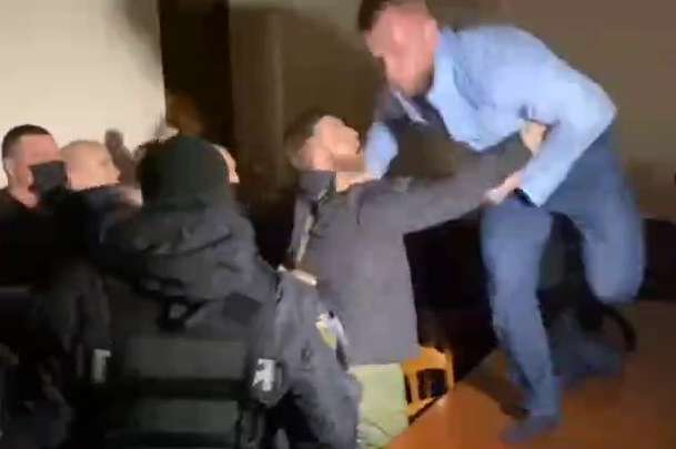 Нардеп бився з охороною та бігав по столах - Депутат бився із охороною та бігав по столах в Одеській міськраді (відео)
