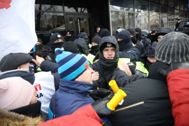У Києві сталися сутички між протестувальниками та поліцією (фото)