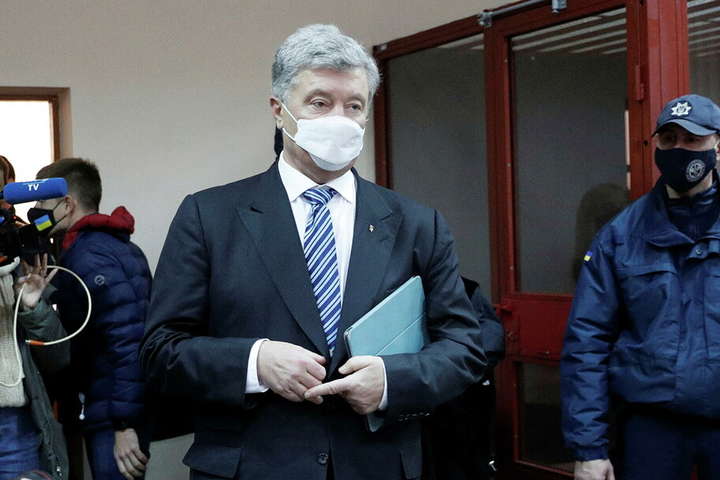 Прокурор не навів обставин та не надав доказів того, що Петро Порошенко має намір переховуватись від органу досудового розслідування - Суддя пояснив, чому не запроторив Порошенка під арешт
