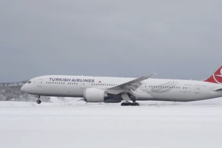 Майже добу у сніговій пастці: аеропорт Стамбула нарешті зміг відновити роботу 
