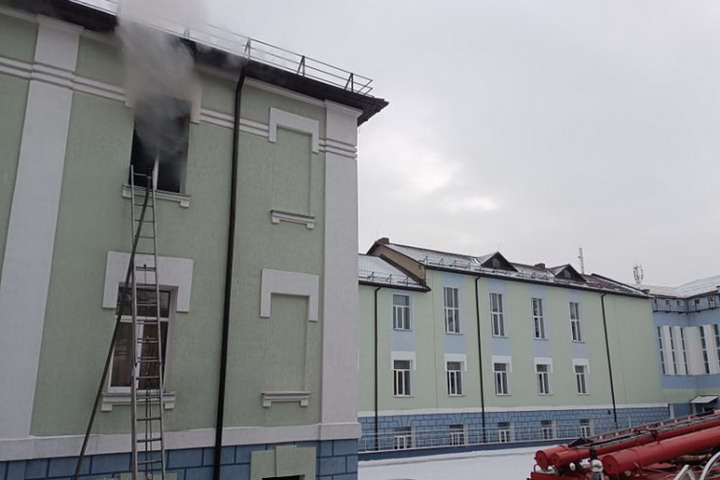 У Вінниці під час навчального процесу загорілася школа (фото, відео)