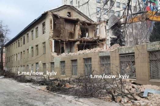 Повалені дерева та знищений будинок: на території залізничного інституту працює техніка (фото) 