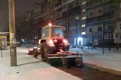 Столицю від снігу вночі прибирали 355 одиниць техніки (фото)