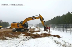 Польша строит пятиметровый забор на границе с Беларусью (видео)