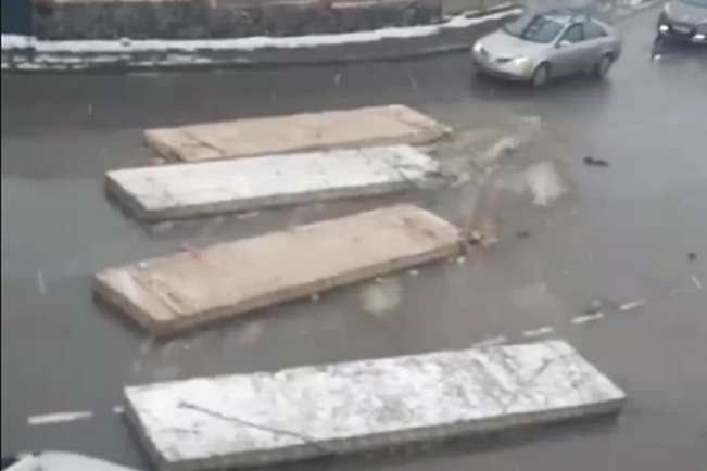 У Вінниці з вантажівки на ходу випало чотири бетонні плити (відео)