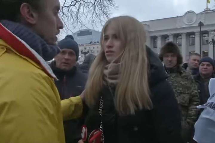 На журналістку під час прямого етеру напали протестувальники (відео)