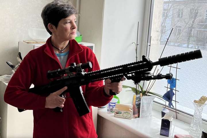 Киянка купила гвинтівку і показала, як готується до можливого вторгнення (фото)