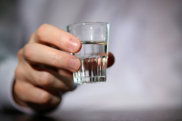 Ученые рассказали, с каким весом пить алкоголь опаснее всего 