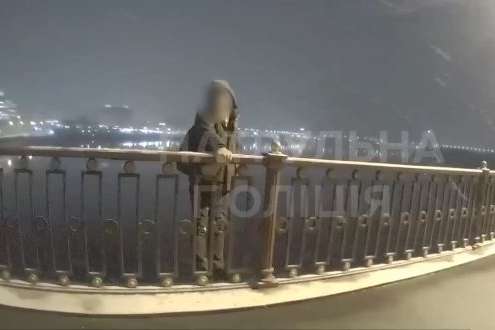 Столичні поліцейські вмовили чоловіка не стрибати з мосту (відео)