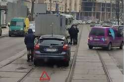 Аварія на Глибочицькій паралізувала рух трамваїв (фото) 
