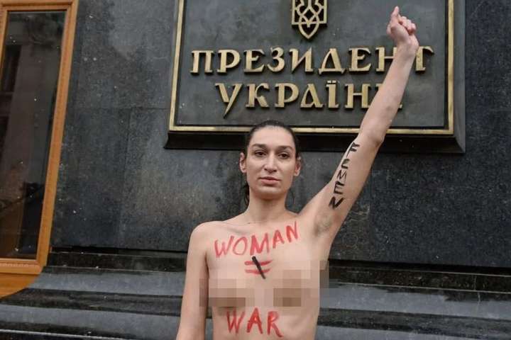 Активістка Femen влаштувала топлес-протест біля Офісу президента (фото) 