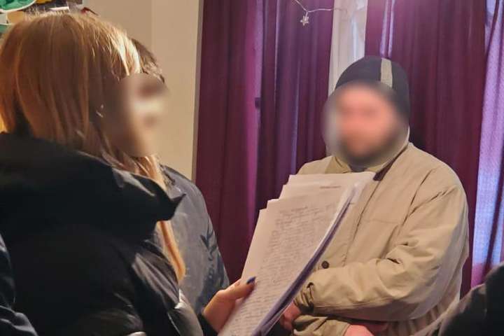 У Києві жінка із співмешканцем знімала своїх дітей у порно (фото, відео)
