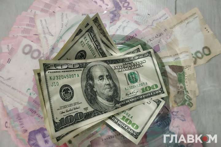 Монобанк помилився з курсом долара, щасливчики накупили валюти на 4,5 млн грн