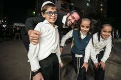 На могилі Рабі Нахмана відбулася масова молитва єврейських дітей за мир в Україні (відео)