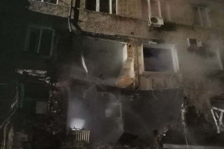 У Запоріжжі після вибуху впала частина багатоповерхівки: є загиблий (фото)