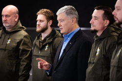  Петр Порошенко вместе с волонтерами собрал шестой комплект видеонаблюдения на передовую 