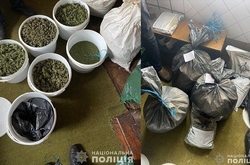 На Черкащині затримали чоловіка, який зберігав удома понад 60 кг наркотиків 