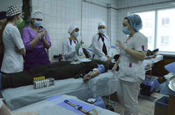Фото: - <span>Близько 20 медичних працівників задіяно на прийом бажаючих здати кров</span>
