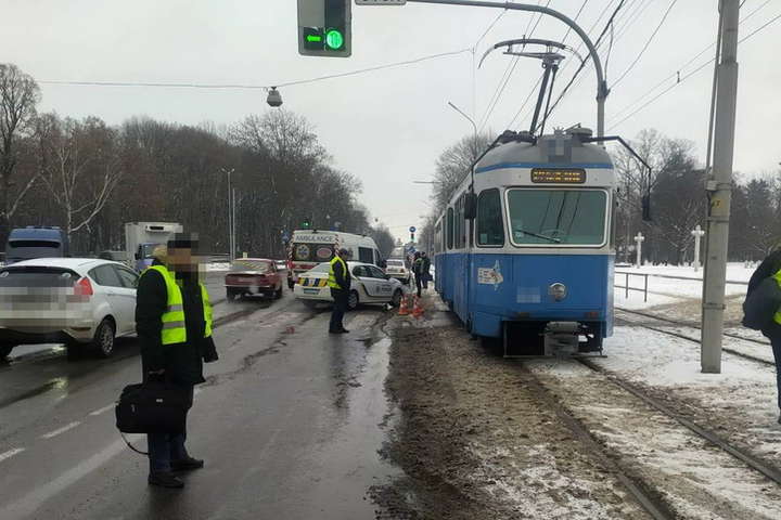 У Вінниці легковик збив пішохода на тротуарі та врізався у трамвай (фото)
